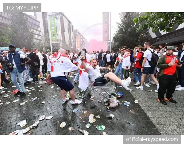 球迷烟花事件引发关注,劳塔罗称不应该发生 球迷烟花事件引发关注,劳塔罗称不应该发生